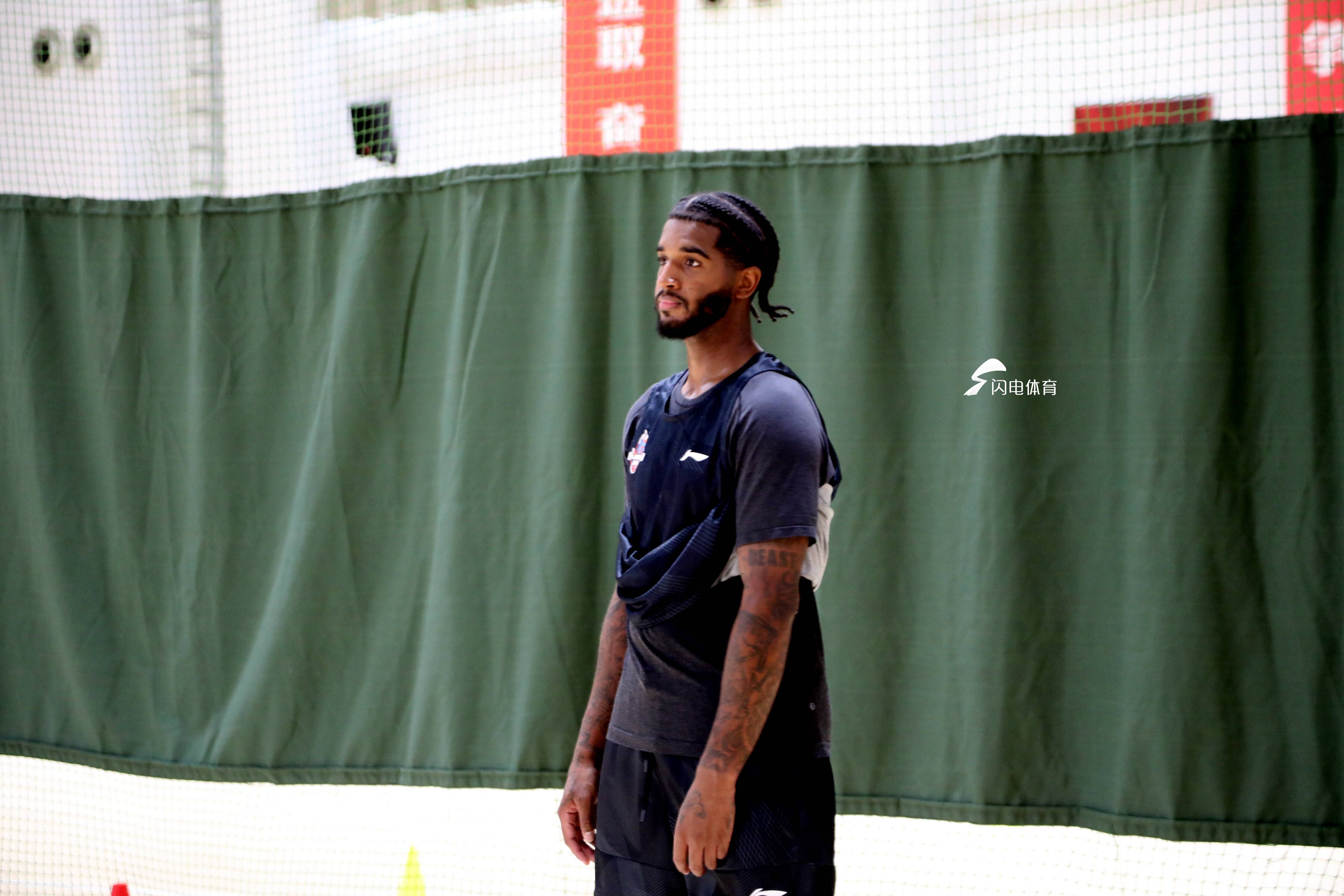 德甲今晨走向成谜，山东男篮再遭质疑，赛场秩序良好，医务组通报恢复