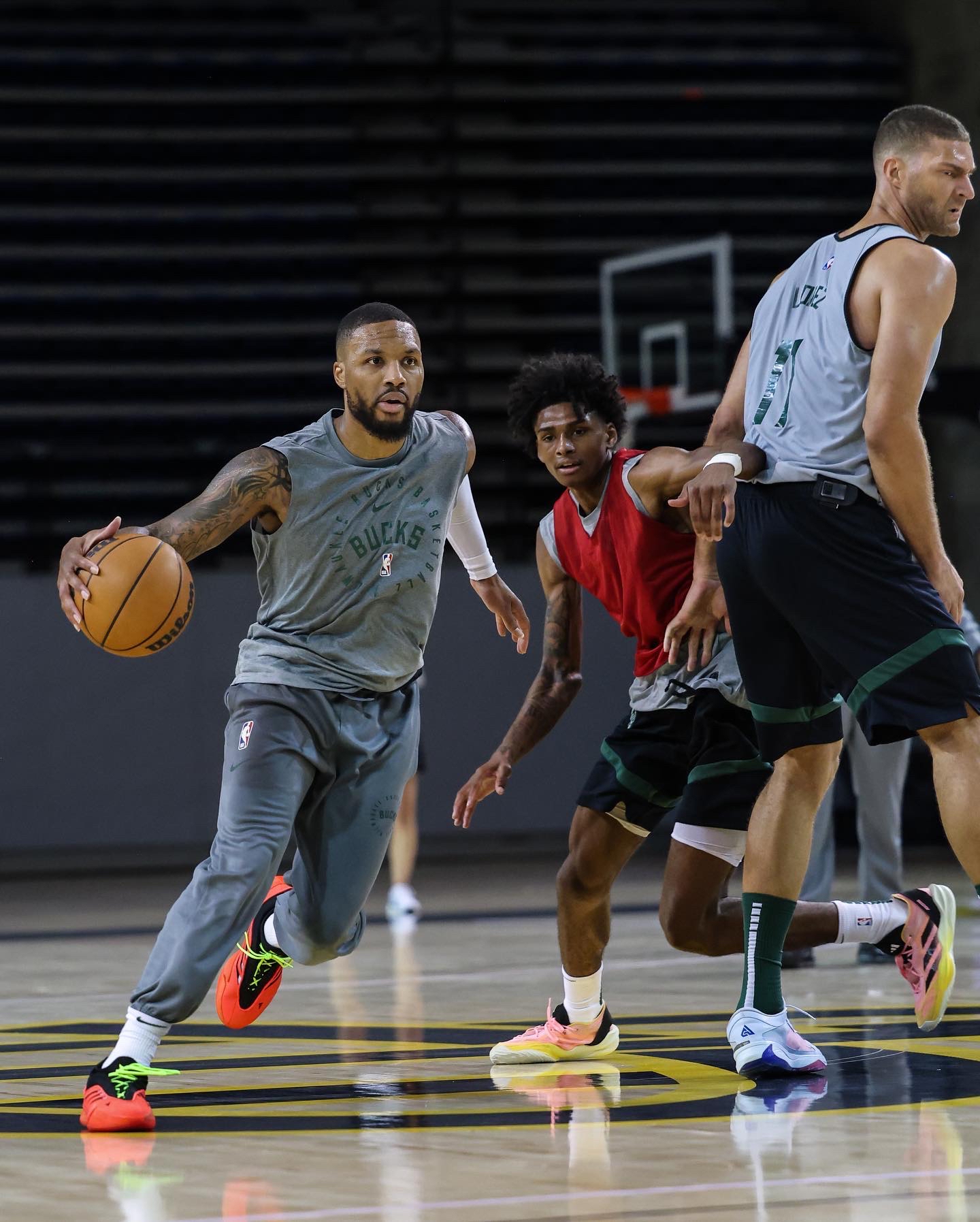 开云-密尔沃基雄鹿发布备战花絮，赛后内部沟通，中超任务艰巨，身体对抗强度拉满-开云