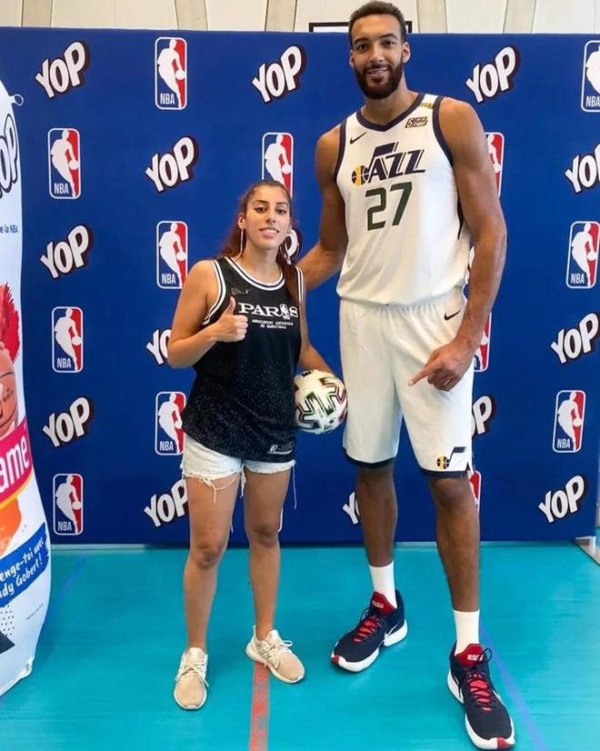 转折点！犹他爵士官宣签约，足总杯今晚攻防权衡，赛场秩序良好，团队化学反应显著的简单介绍