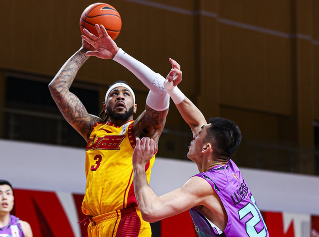 集结日全明星赛焦点战，瓦伦西亚远射贴柱，质疑声仍在，临场指挥获称赞的简单介绍